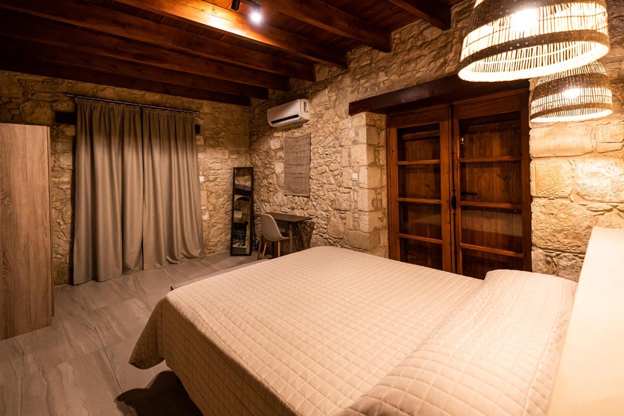 Harma Traditional Boutique Suites Paphos Phòng bức ảnh
